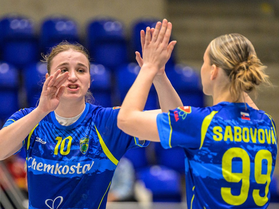 Karina Soskydová, Barbora Sabovová (obe Michalovce) reagujú počas odvety štvrťfinále Európskeho pohára EHF žien v hádzanej MŠK Iuventa Michalovce - Cabooter Fortes Venlo.