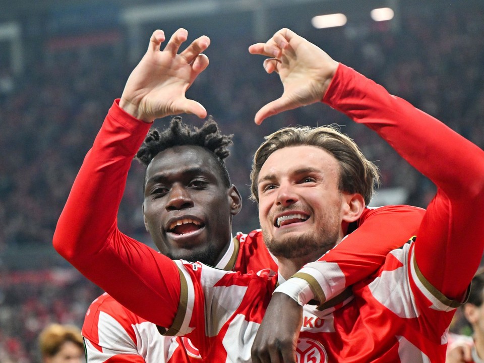 Hráči Mainzu oslavujú gól. 