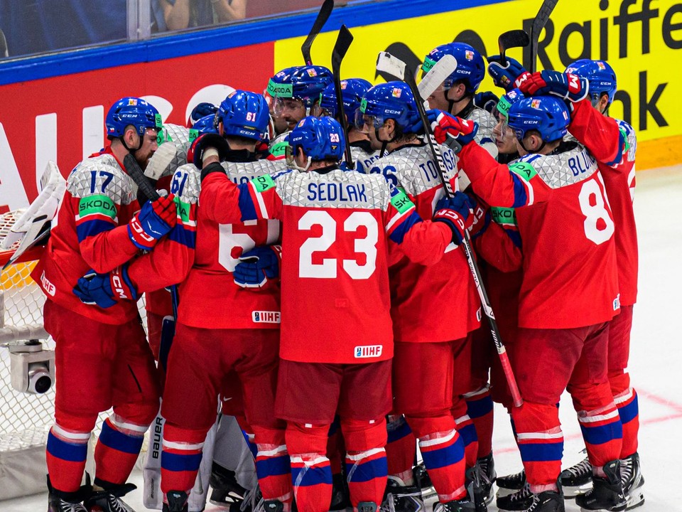 Na snímke hokejisti Česka sa tešia z víťazstva po zápase základnej B-skupiny Slovensko - Česko.