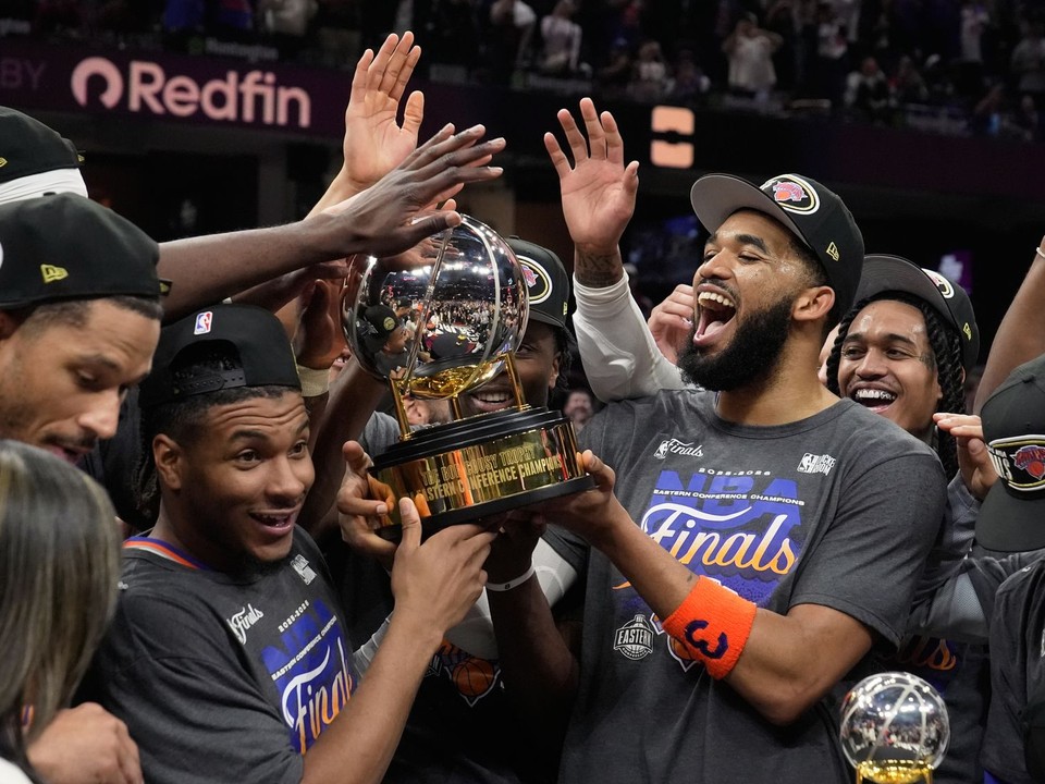 Basketbalisti New York Knicks sa tešia z trofeje po postupe do finále NBA.