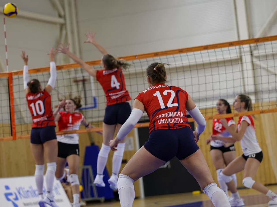 Na snímke v popredí Karolína Matalíková (Slávia EUBA) počas 1. kola volejbalovej Niké extraligy žien KOOPERATIVA Slávia EUBA - ŠK ELBA Prešov.