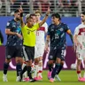 Rozhodca Ivan Arcides Barton Cisneros signalizuje, že si ide pozrieť inkriminovanú situáciu v zápase Paraguaj-Turecko na MS 2026.