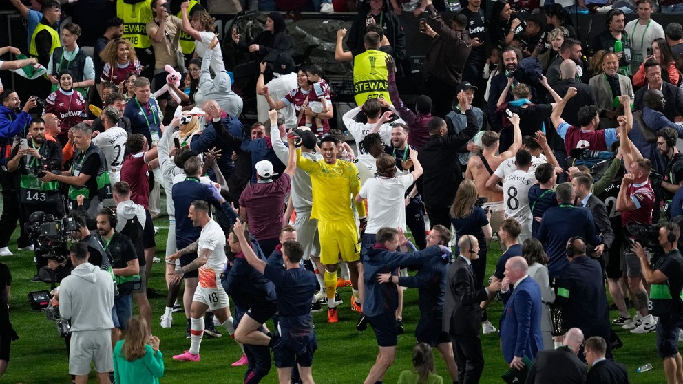 Hráči a fanúšikovia West Ham United po finále Európskej konferenčnej ligy.