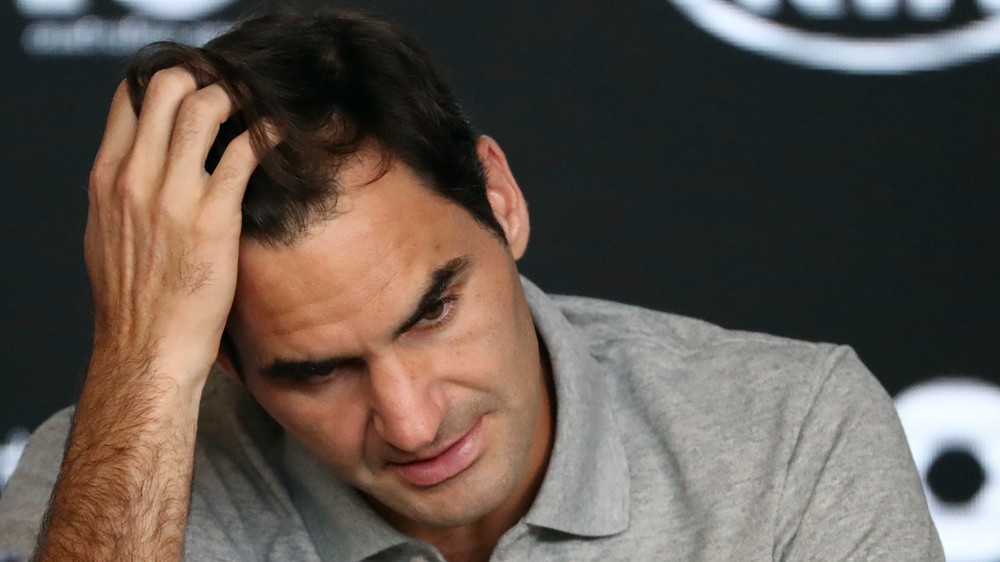 Federera trápi koleno. Vynechá turnaj, ktorý sedemkrát vyhral