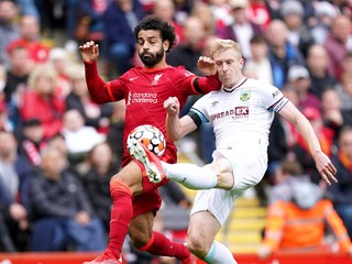 Útočník Liverpoolu Mohamed Salah (vľavo) a kapitán FC Burnley Ben Mee.