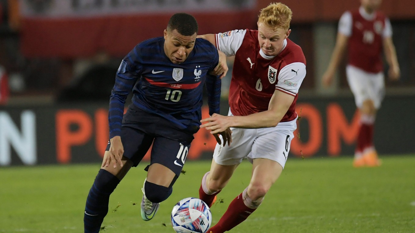 Kylian Mbappé (vľavo) v súboji s Nicolasom Seiwaldom.