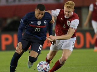 Kylian Mbappé (vľavo) v súboji s Nicolasom Seiwaldom.