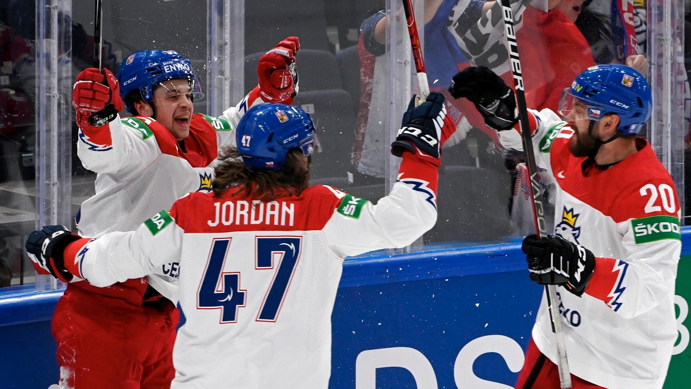 Českí hokejisti sa tešia z gólu na MS v hokeji 2022.