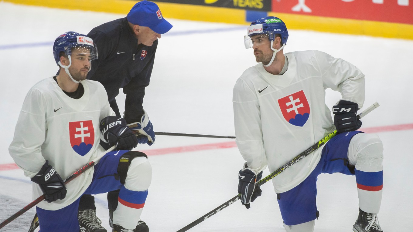 Slovenskí hokejisti na úvodnom tréningu vo Fínsku pred MS v hokeji 2022.