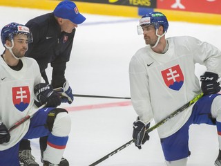 Slovenskí hokejisti na úvodnom tréningu vo Fínsku pred MS v hokeji 2022.