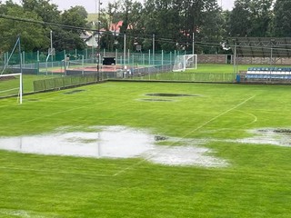 Ihrisko vo Vinici je pod vodou.