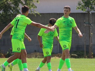 Momentka z prípravného zápasu Lokomotíva Košice - Vranov nad Topľou. Radosť hráčov Vranova po strelenom góle.