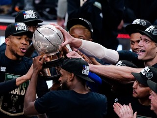 Basketbalisti Milwaukee Bucks vyhrali Východnú konferenciu a postúpili do finále NBA.