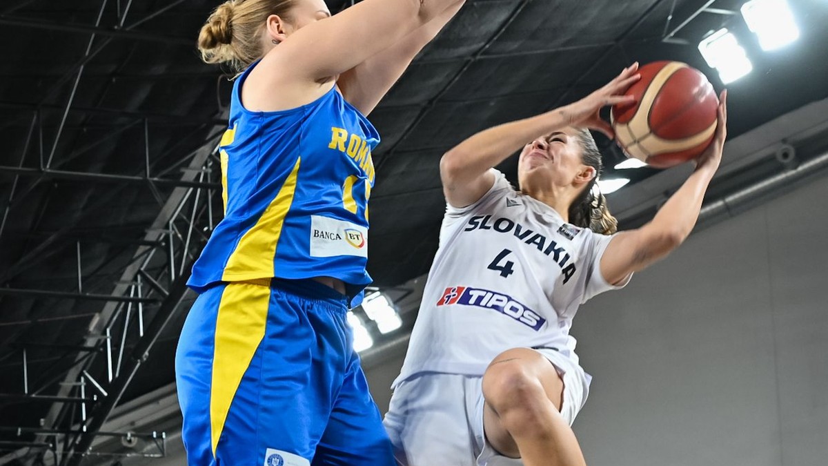 Basketbalistka Veronika Remenárová (vpravo).