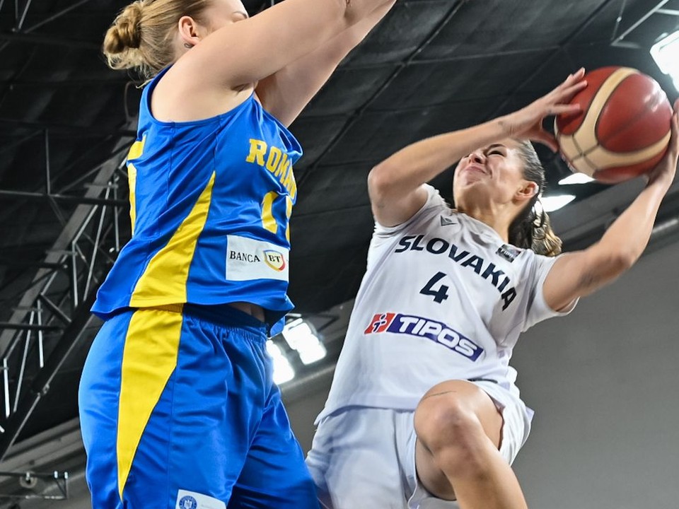 Basketbalistka Veronika Remenárová (vpravo).
