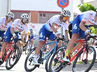 Slovenský cyklista Peter Sagan a jazdci tímu TotalEnergies.