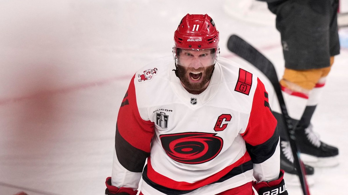 Center tímu Carolina Hurricanes, Jordan Staal oslavuje svoj gól.