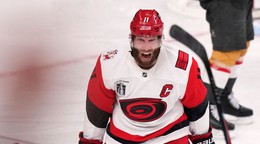 Center tímu Carolina Hurricanes, Jordan Staal oslavuje svoj gól.