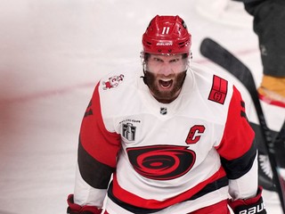 Center tímu Carolina Hurricanes, Jordan Staal oslavuje svoj gól.
