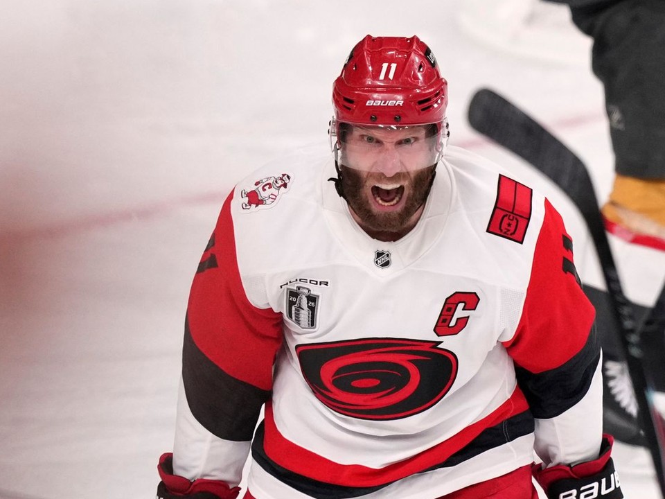 Center tímu Carolina Hurricanes, Jordan Staal oslavuje svoj gól.