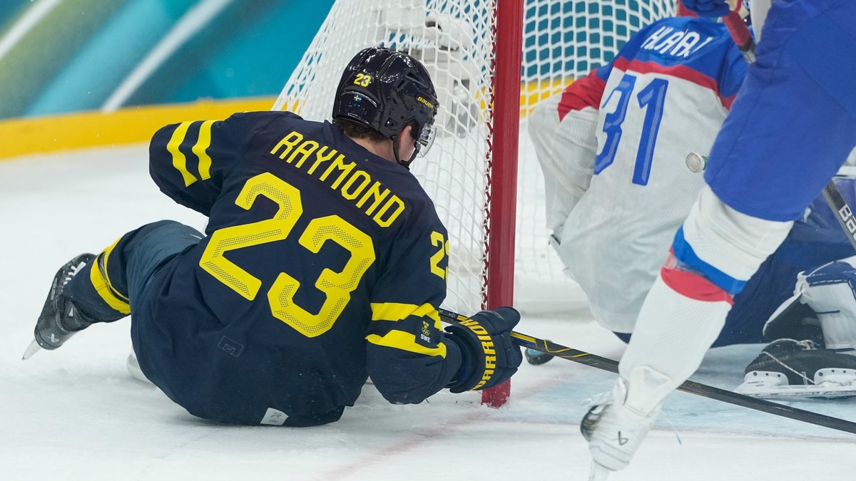 Lucas Raymond strieľa gól v zápase Švédsko - Slovensko počas ZOH 2026.