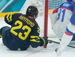 Lucas Raymond strieľa gól v zápase Švédsko - Slovensko počas ZOH 2026.