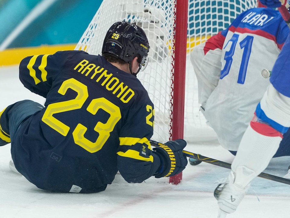 Lucas Raymond strieľa gól v zápase Švédsko - Slovensko počas ZOH 2026.