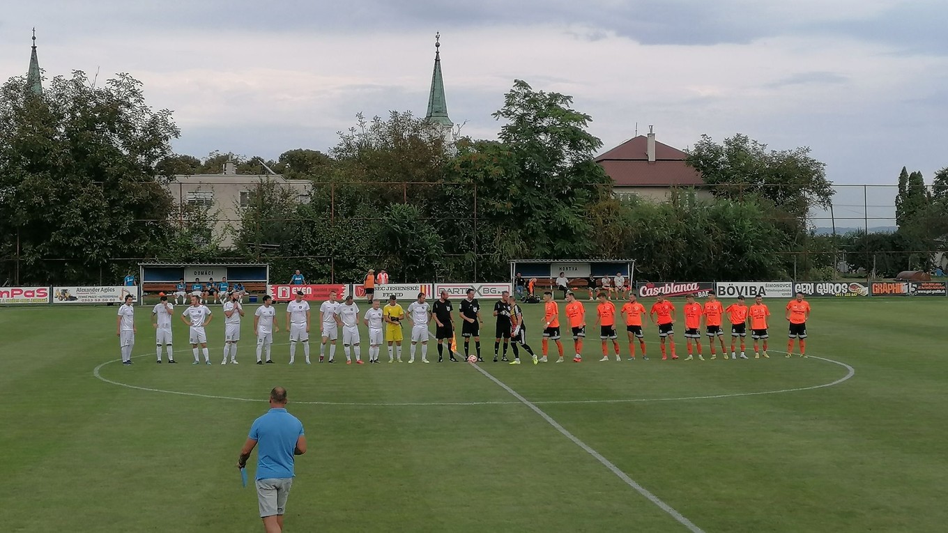 Nástup tímov na zápas Jesenské - Lučenec.