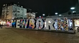 Pamätník nezávislosti Newborn (novorodená krajina). 