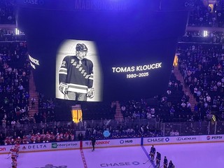 Spomienka na zosnulého Tomáša Kloučeka na štadióne NY Rangers.