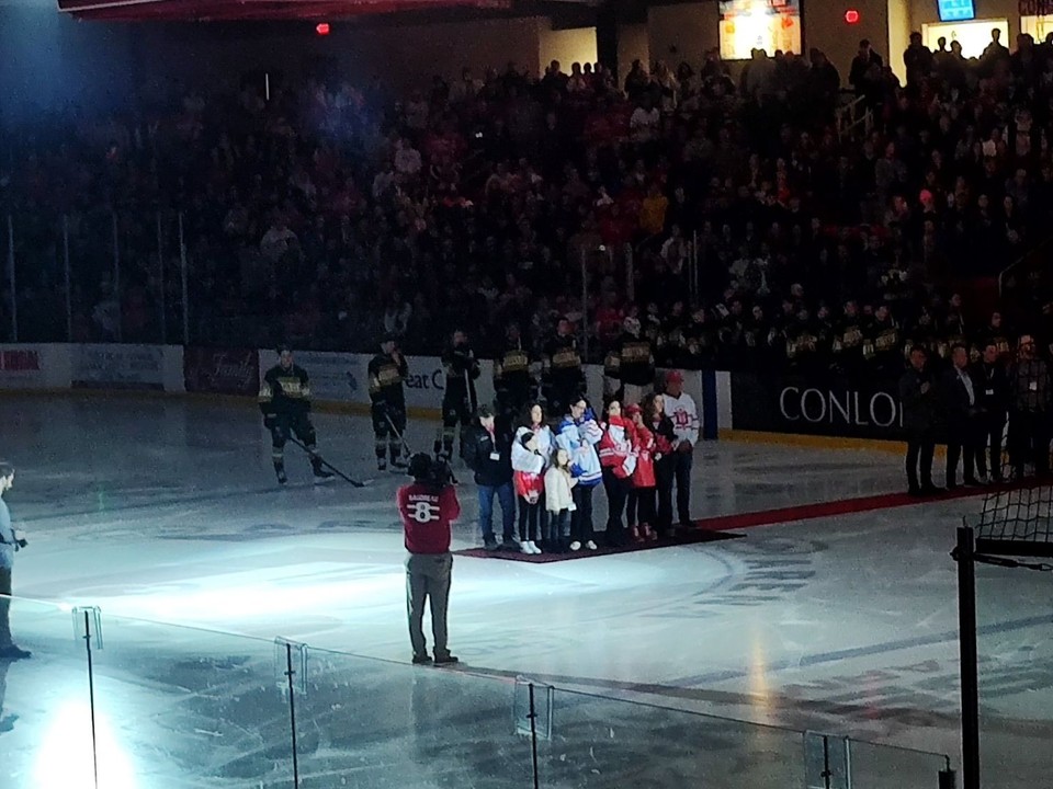 Fotka z ceremoniálu vyvesenia dresu Johnnyho Gaudreaua.