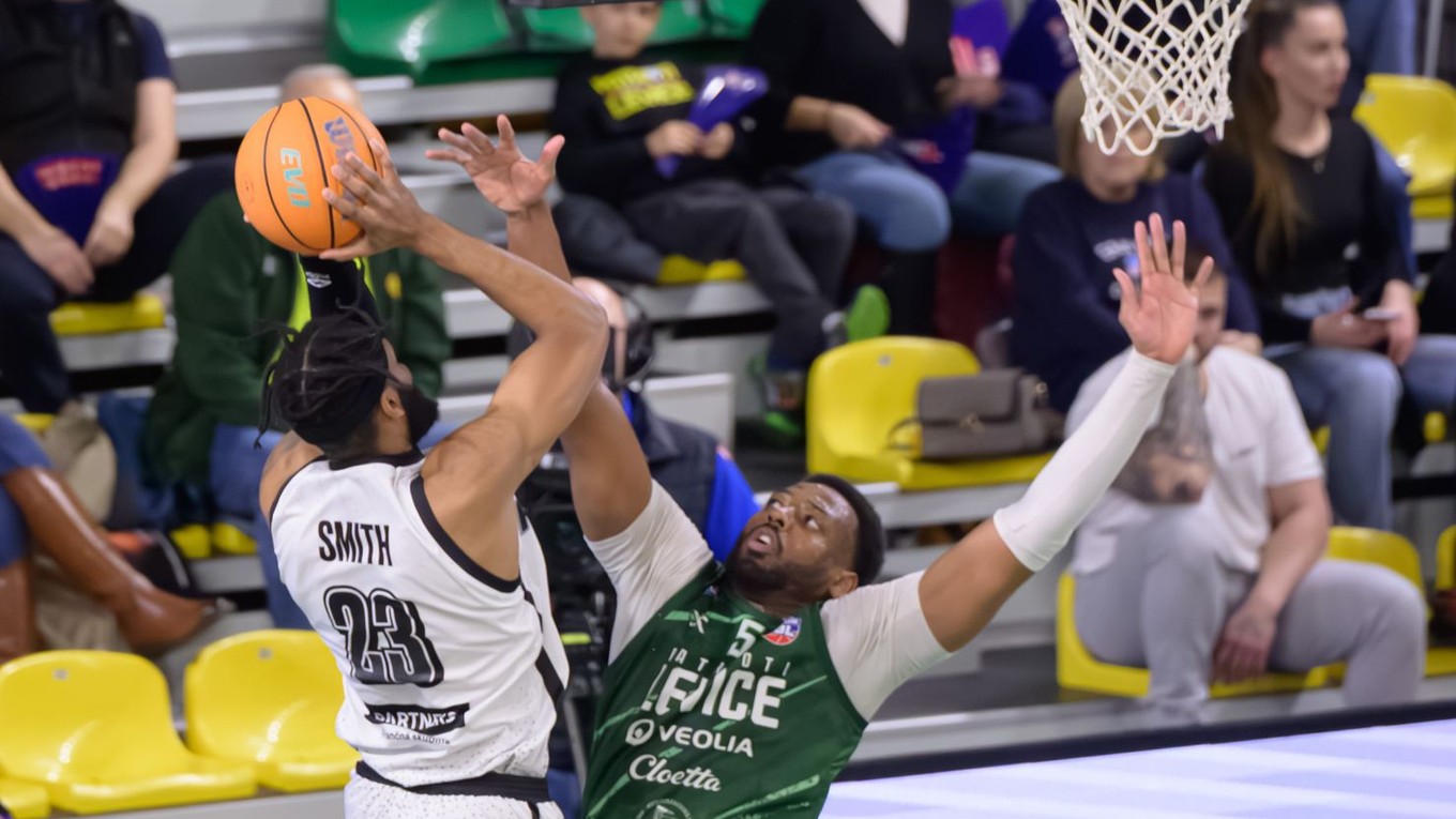 Na snímke zľava Naje Abdean Smith (Prievidza) a Keith Andre Wesson Jr (Levice) vo finále Tipos Final Four Slovenského pohára.
