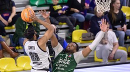 Na snímke zľava Naje Abdean Smith (Prievidza) a Keith Andre Wesson Jr (Levice) vo finále Tipos Final Four Slovenského pohára.