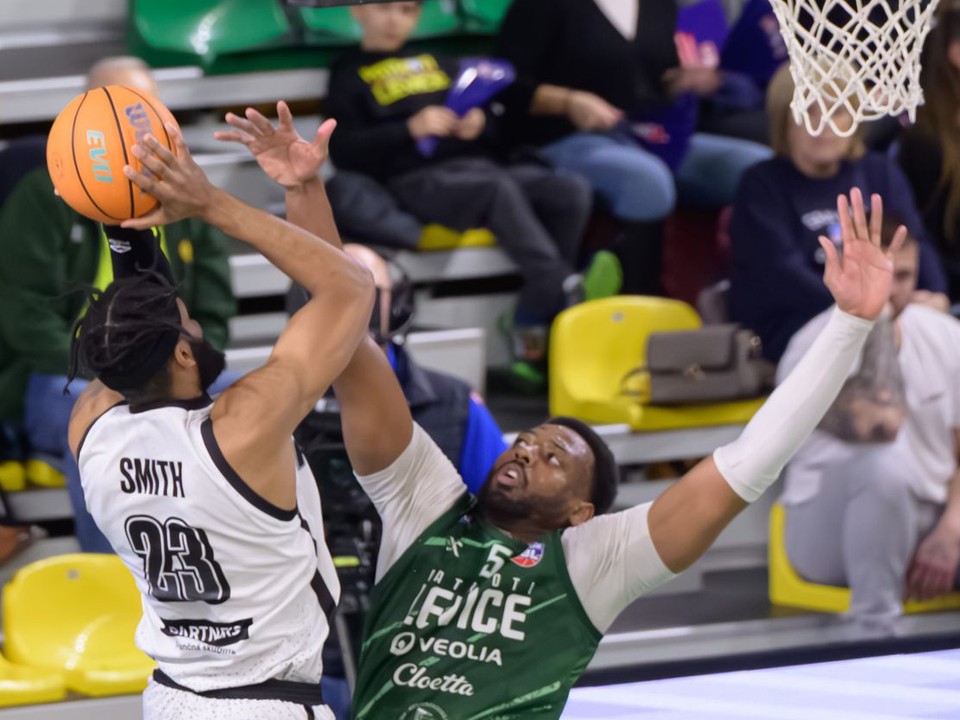 Na snímke zľava Naje Abdean Smith (Prievidza) a Keith Andre Wesson Jr (Levice) vo finále Tipos Final Four Slovenského pohára.