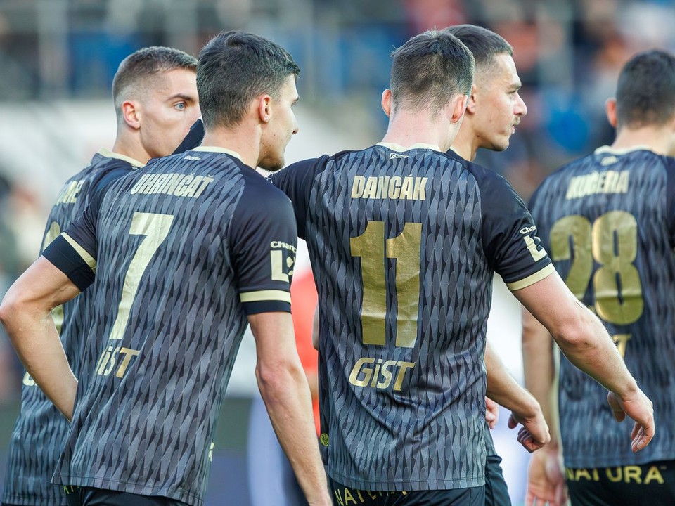 Jakub Uhrinčať v drese HC Hradec Králové