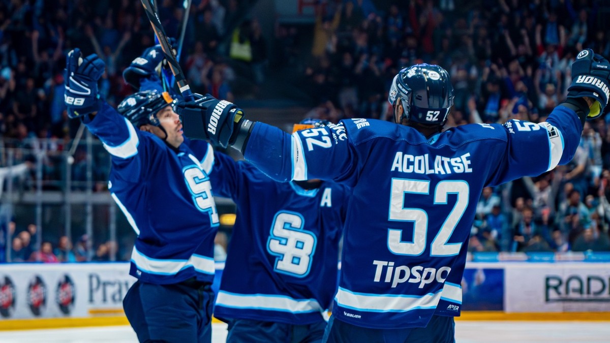 Hráči Slovana Bratislava sa tešia zo streleného gólu. 