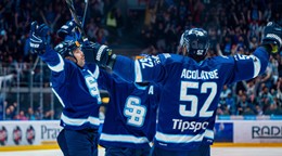 Hráči Slovana Bratislava sa tešia zo streleného gólu. 