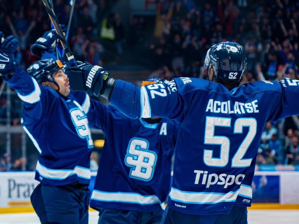 Hráči Slovana Bratislava sa tešia zo streleného gólu. 