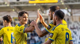 Futbalisti Košíc oslavujú gól.