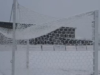 Zasnežené futbalové ihrisko v Starej Ľubovni. 