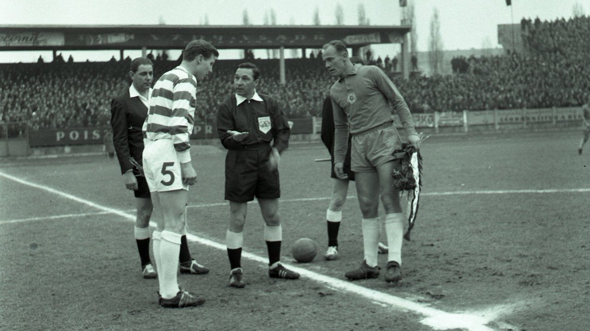 Žreb pred odvetným zápasom Slovan - Celtic medzi kapitánmi Jánom Popluhárom (vpravo) a Billym McNeillom, v strede nemecký rozhodca Werner Treichel.