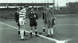 Žreb pred odvetným zápasom Slovan - Celtic medzi kapitánmi Jánom Popluhárom (vpravo) a Billym McNeillom, v strede nemecký rozhodca Werner Treichel.