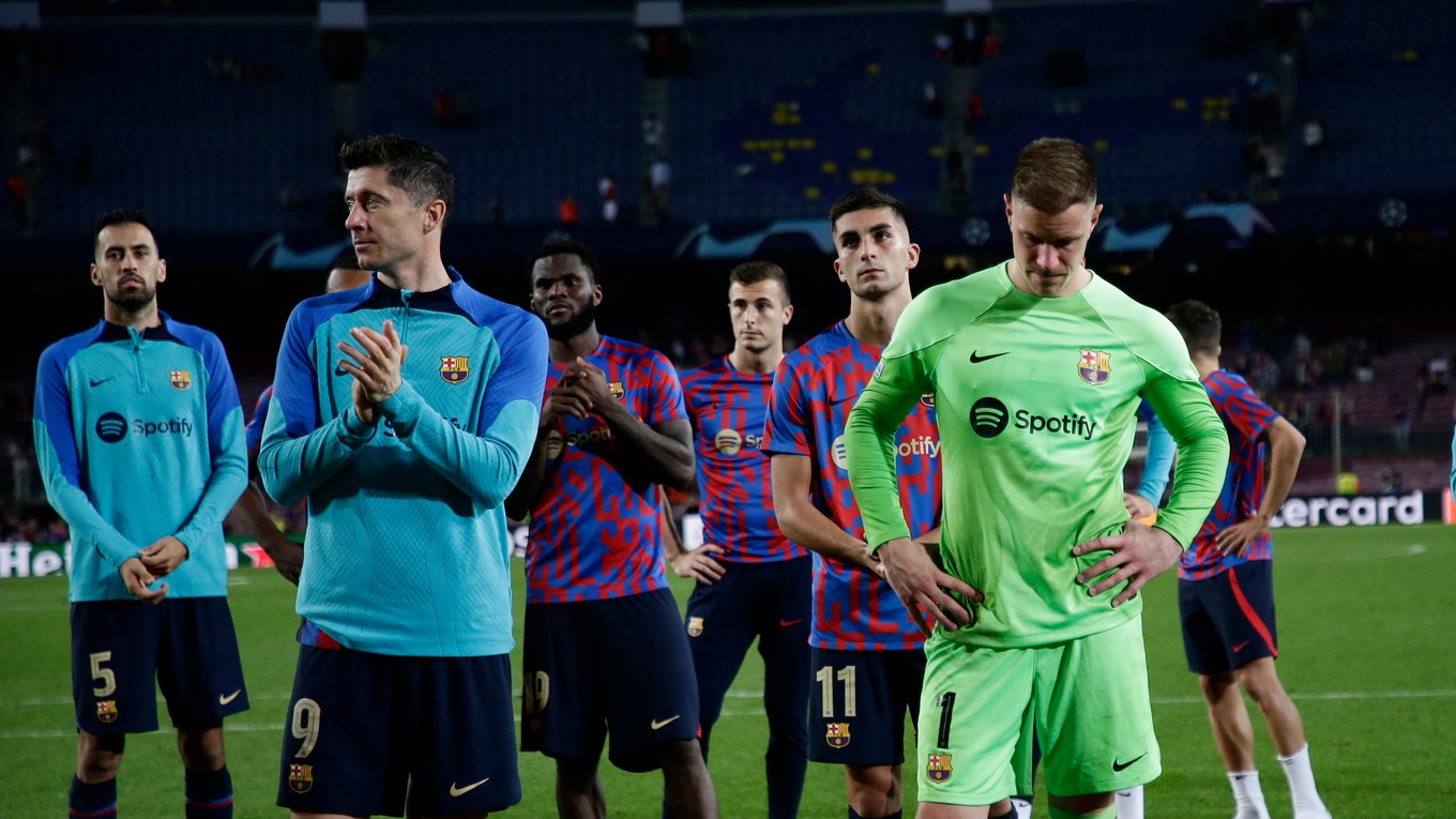 Sklamaní futbalisti Barcelony po vypadnutí z Ligy majstrov.