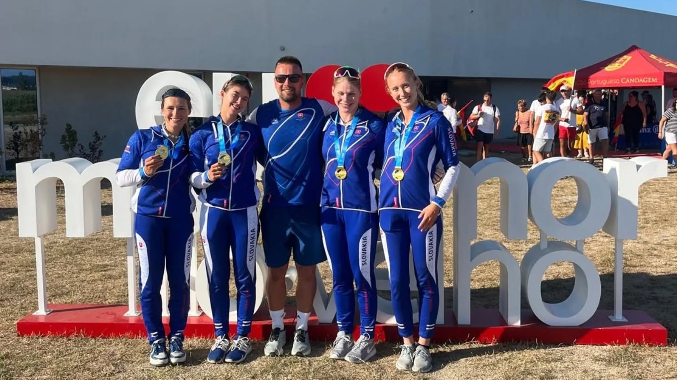 Členky víťazného ženského štvorkajaku na MS do 23 rokov v Montemore-o-Velho.