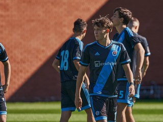 Na snímke sú futbalisti ŠK Slovan Bratislava do 19 rokov. 