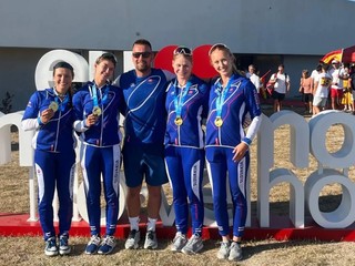 Členky víťazného ženského štvorkajaku na MS do 23 rokov v Montemore-o-Velho.