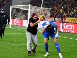 Fanúšik, ktorý v Turecku napadol brankára.