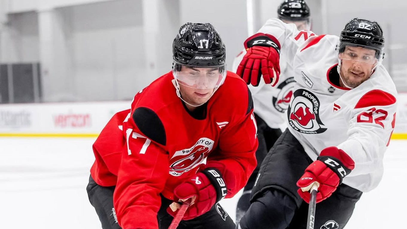 Šimon Nemec (vľavo) počas tréningu pred štartom novej sezóny NHL. 