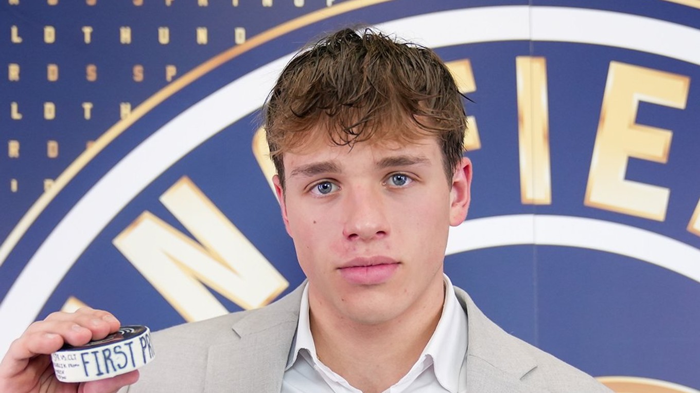 Juraj Pekarčík s pukom za prvý gól v AHL.