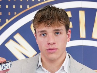 Juraj Pekarčík s pukom za prvý gól v AHL.